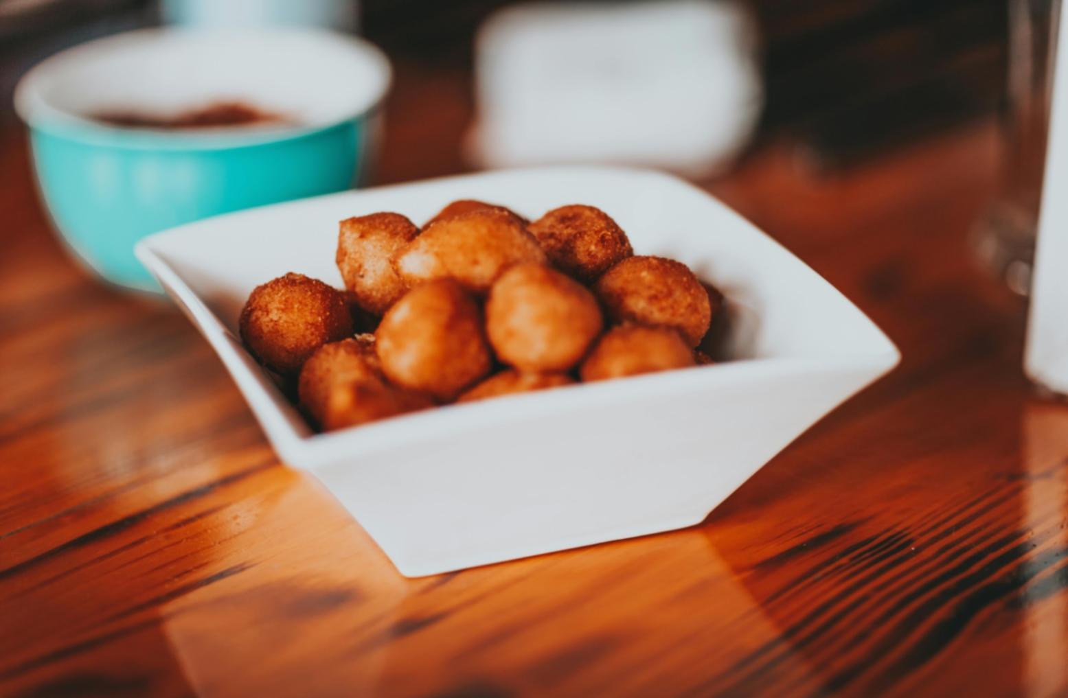 Студенти готують разом на кухні під час практичних занять