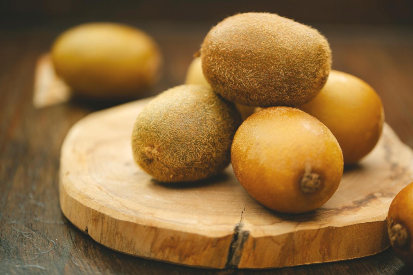 Професійно приготований борщ з сметаною та зеленню