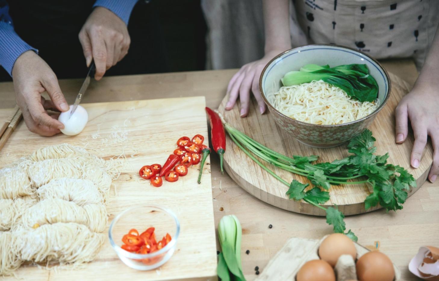 Студенти вивчають техніку нарізки овочів