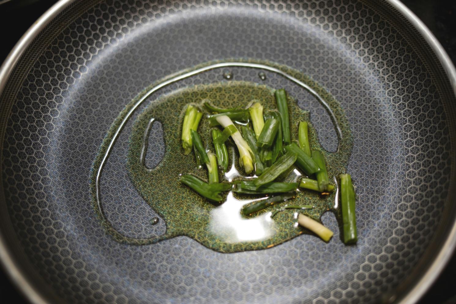 Демонстрація техніки карамелізації цибулі